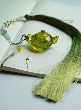 腰佩禁步中华缠枝纹薄胎玉壶