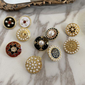 ການຂົນສົ່ງຟຣີສໍາລັບການສັ່ງຊື້ຫຼາຍກວ່າ 28 ປີຝຣັ່ງ retro ins fragrance round button pearl enamel cufflinks lapel pin badge brooch