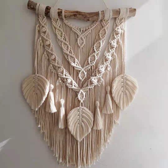 Einfacher handgewebter Wandteppich mit bunten Quastenblättern