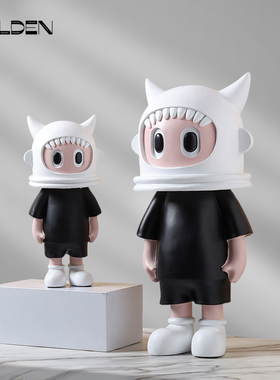 现代北欧时尚卡通可爱公仔头盔男孩潮玩网红背景墙展示架装饰摆件