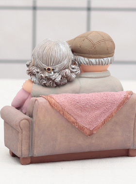 老头老太送爷爷结婚纪念日礼物