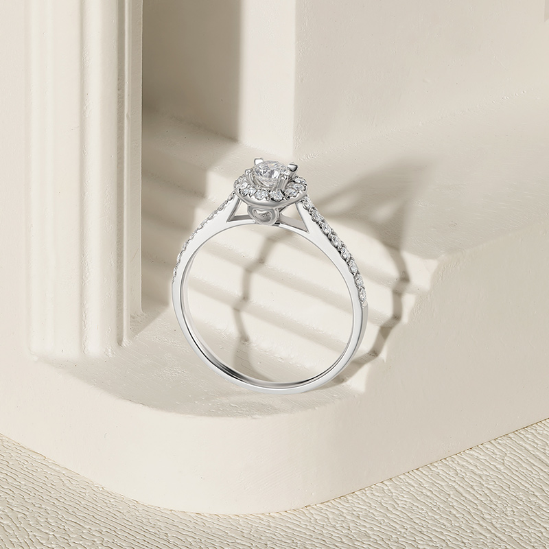 周六福18k金女群镶克拉效果m钻戒 周六福手饰