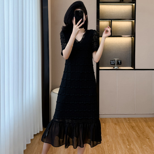 法式蕾丝肌理感连衣裙女夏新款高级感轻奢大码气质v领显瘦小黑裙 - 图0