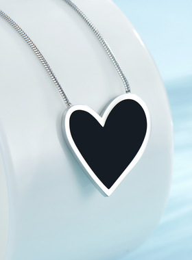 2023新款跨境气质黑色大爱心项链锁骨链钛钢镀18K金饰品配饰百搭