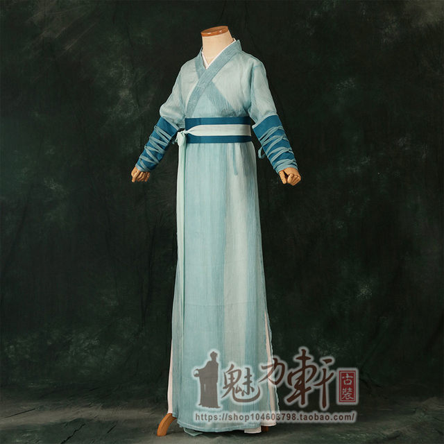 The heroine's costume is the same as the costume of the heroine this summer.