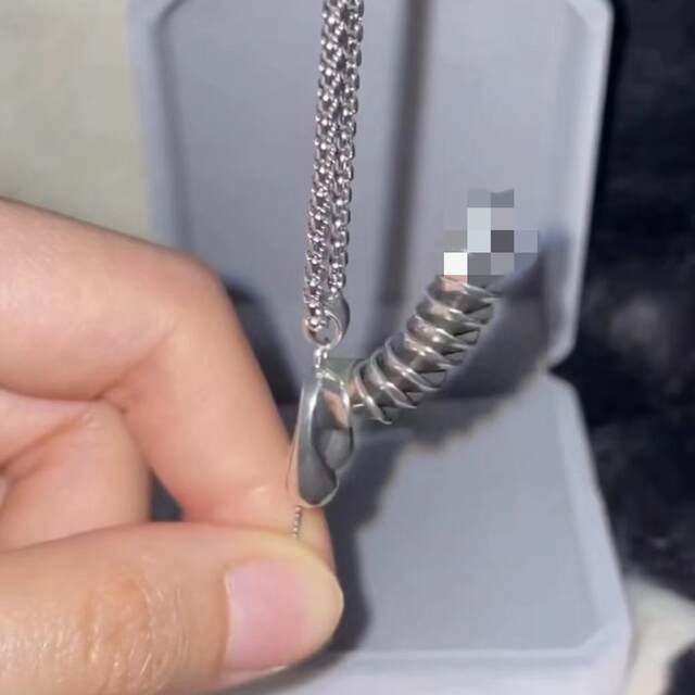 European and American funny chicken pendant necklace jewelry titanium steel design niche hip-hop street sweatshirt clavicle chain does not fade