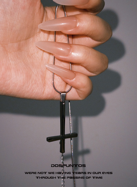 DosPuntos爱的激流倒十字架项链