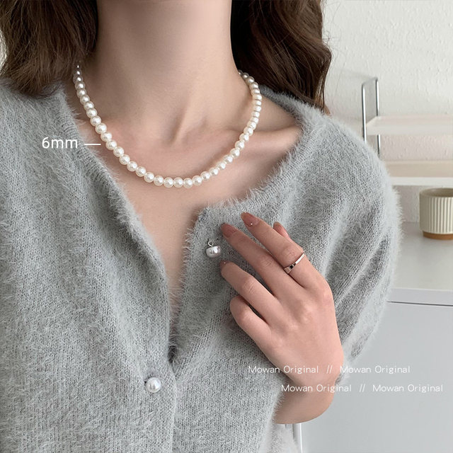 Women's high-gloss pearl necklace clavicle chain has simple temperament