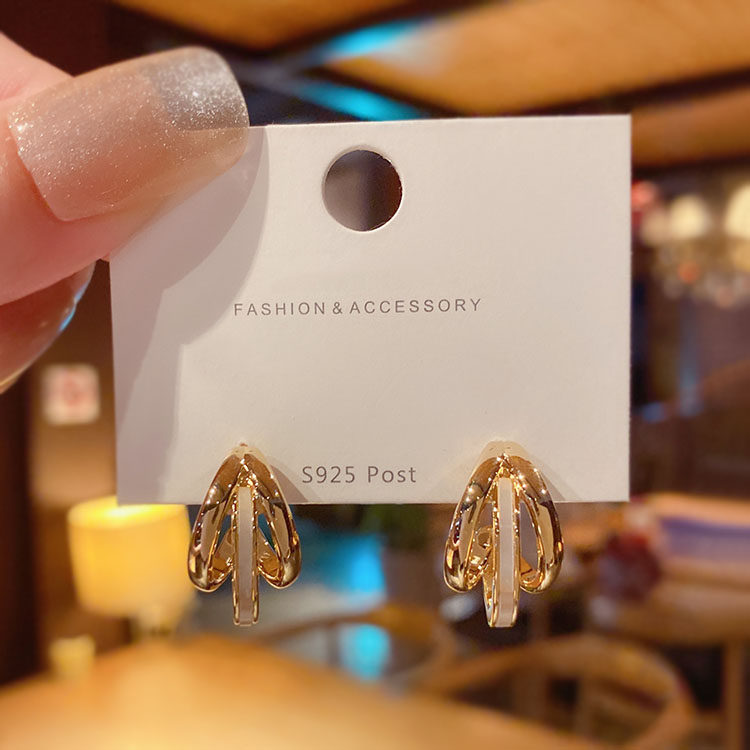 精致小巧天然贝壳C型耳圈耳钉女高级感轻奢简约气质法式网红耳环,淘宝优惠券,粉丝福利购,淘宝优惠卷