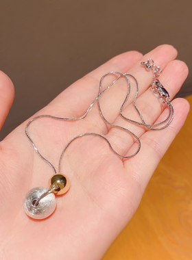 2025年新款简约双色球项链女时尚轻奢小众高级感毛衣链短款锁骨链