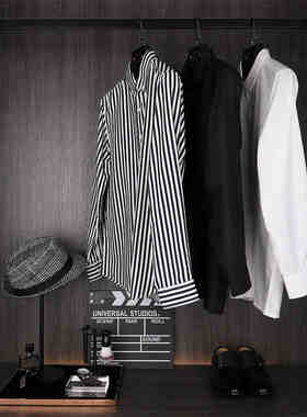 星韵样板间衣帽间黑白条纹衬衫男士衣服马甲帽子组合软装饰品摆件