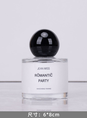 衣帽间衣柜梳妆台洗手台软装饰方案简约雅致香薰护肤美容仪样板房