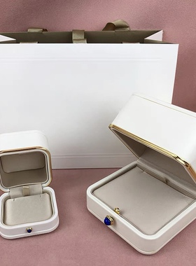 高档按扣皮质戒指盒项链盒手镯盒子宝龙饰品收纳金属牌礼盒配纸袋