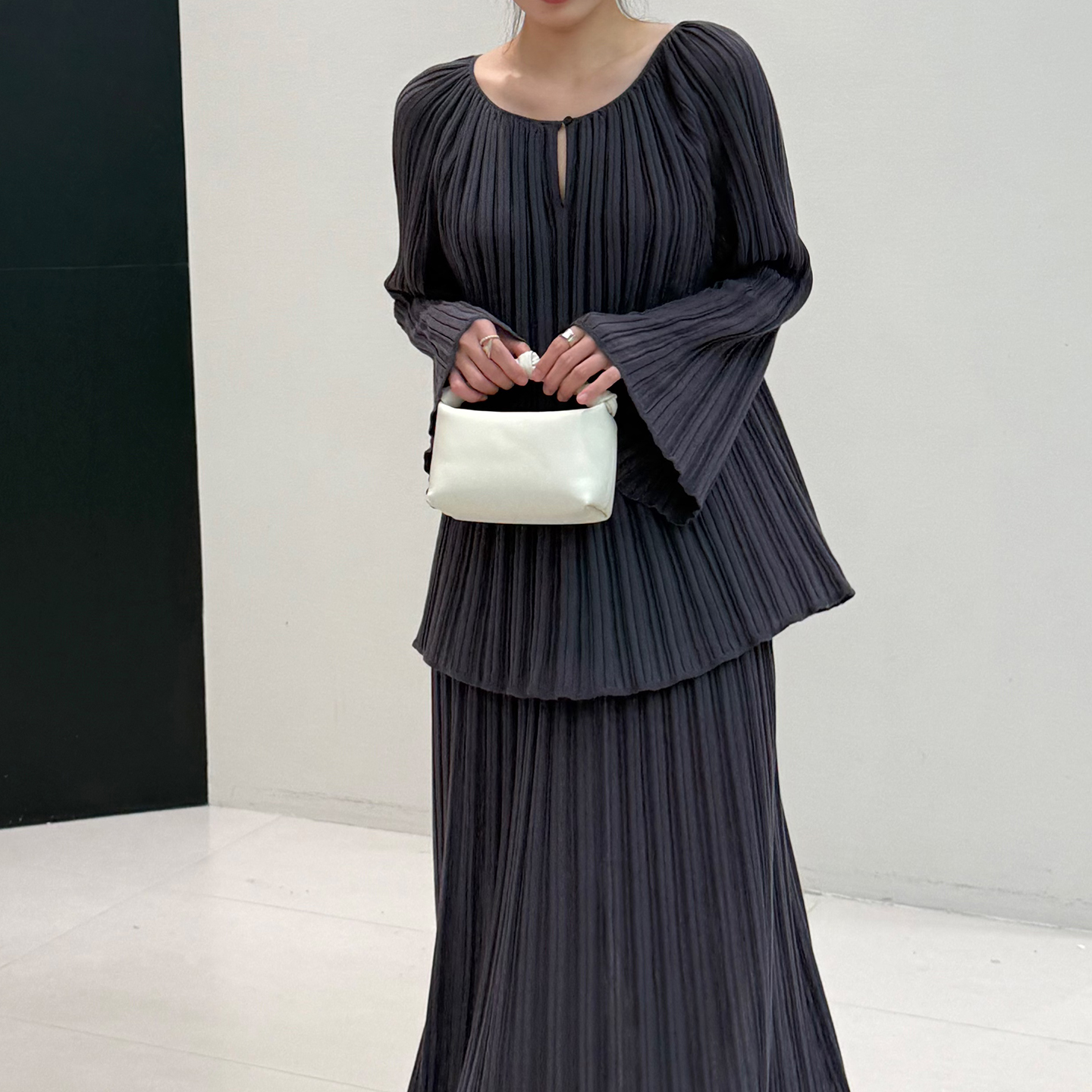 早秋新款莱赛尔天丝针织衫高级感喇叭袖设计感褶皱宽松秋季上衣女 - 图2