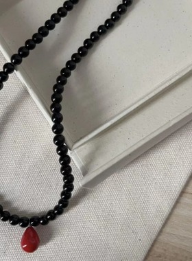 复古黑色串珠项链轻奢高级时尚小众氛围感水滴吊坠锁骨链韩国ins