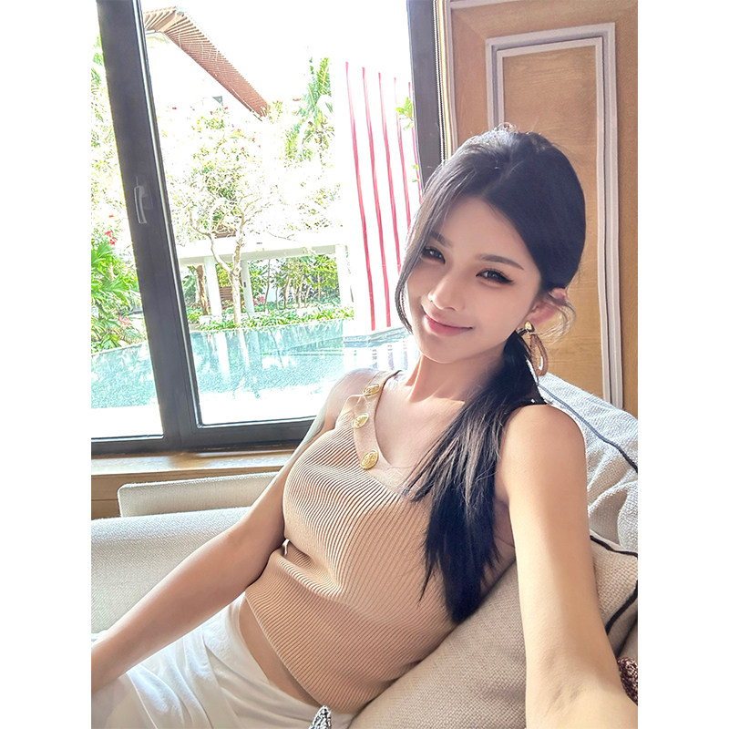 夏媛原创 美的放肆 斜肩金扣针织上衣女 2025夏季新款修身露肩,淘宝优惠券,粉丝福利购,淘宝优惠卷