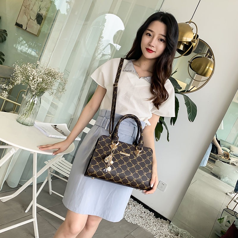 送妈妈包包 新款潮时尚洋气女包中年妇女士斜挎手提婆婆包大气 2020 送妈妈包包 新款潮时尚洋气女包中年妇女士斜挎手提婆婆包大气 2020