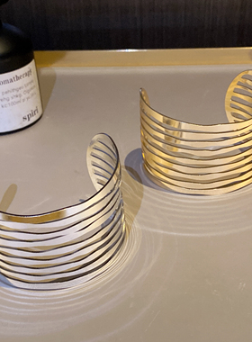 甜酷风金属褶皱多层开口臂环