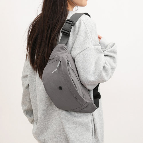 新款运动外出时尚胸包女轻便百搭休闲便携腰包简约通勤单肩斜挎包 - 图2