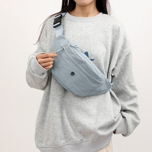 新款运动外出时尚胸包女轻便百搭休闲便携腰包简约通勤单肩斜挎包 - 图0