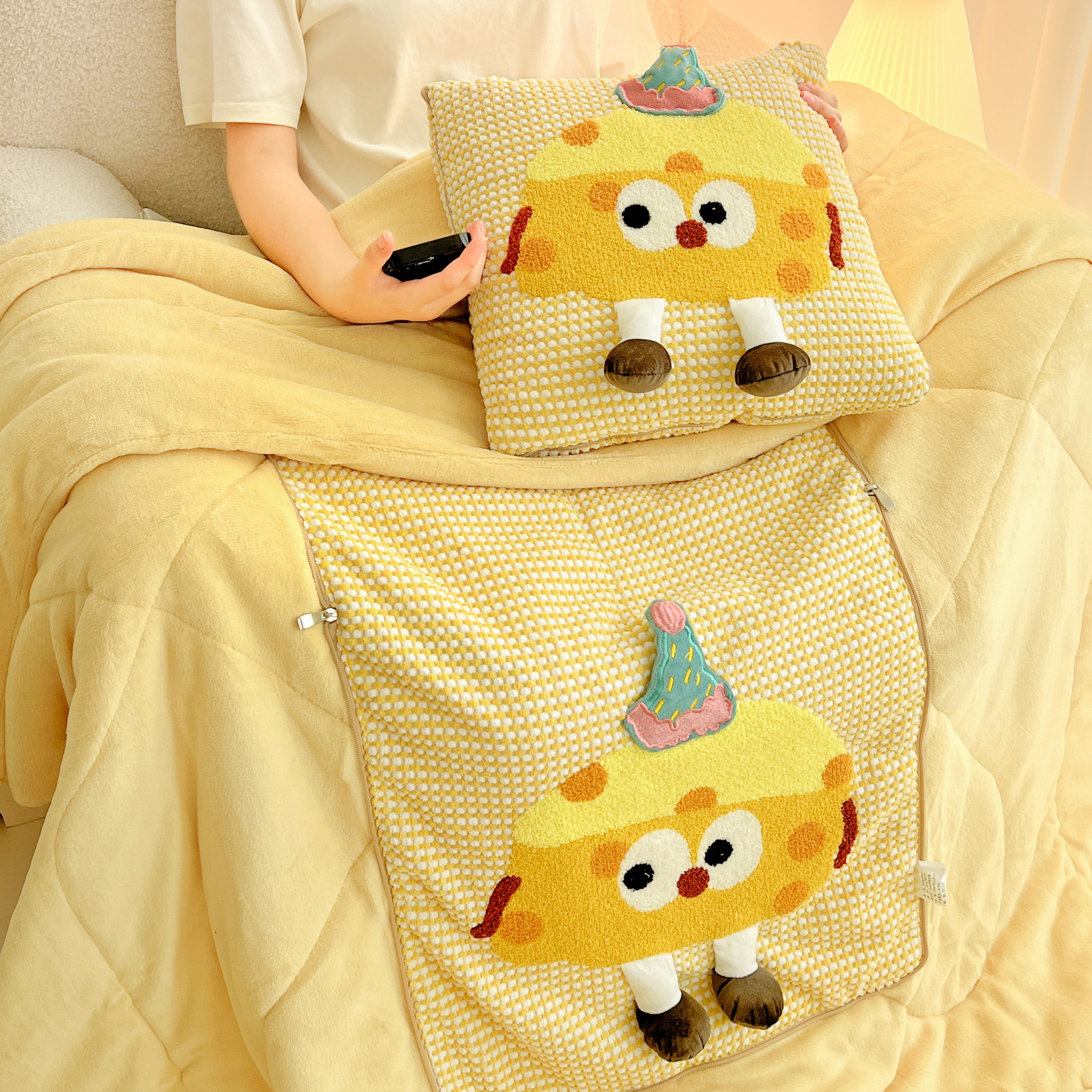 牛奶绒 加厚抱枕被子两用二合一车上午睡枕头被办公室沙发午休靠,淘宝优惠券,粉丝福利购,淘宝优惠卷