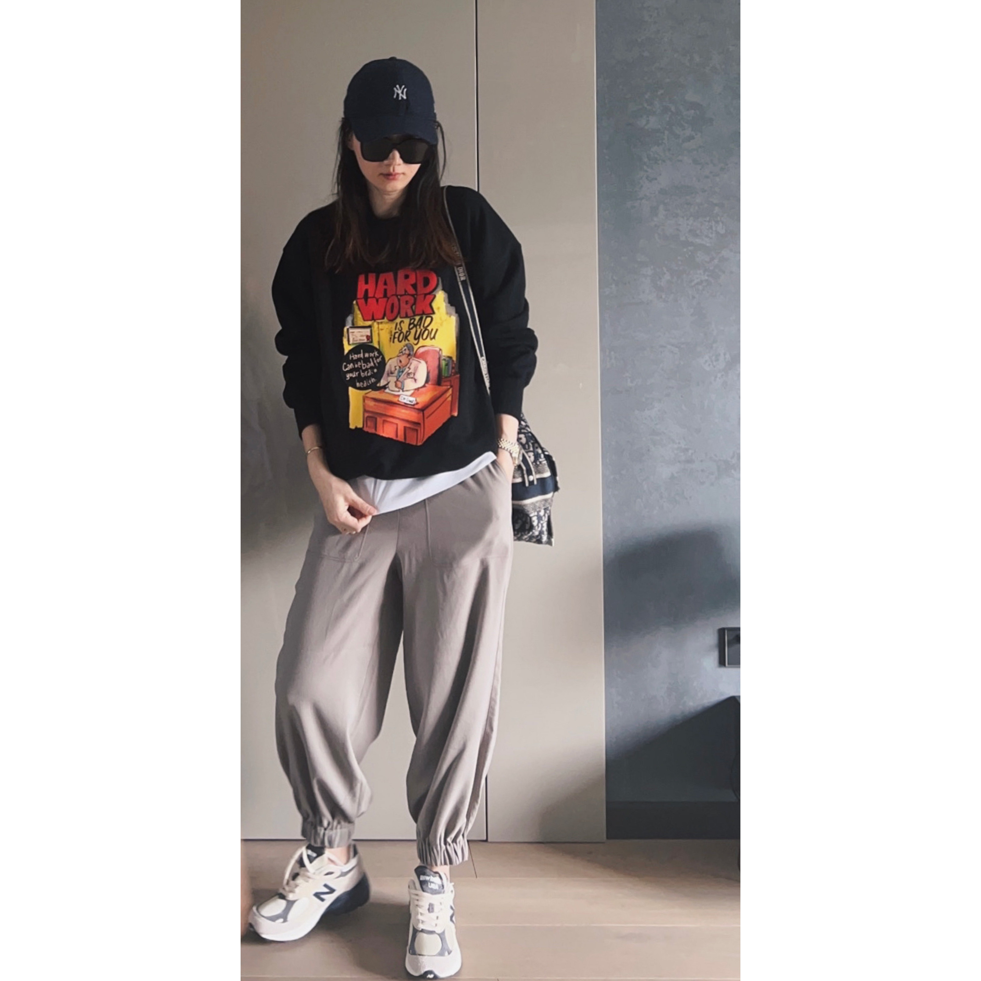 duet原创 hard work黑色圆领薄绒宽松休闲卫衣 - 图1