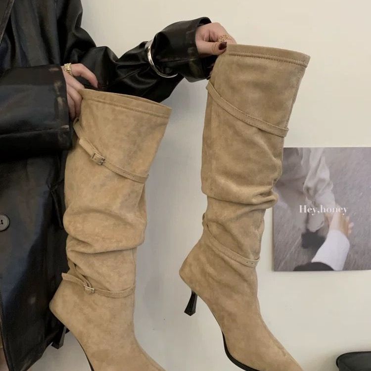 2025新款法式复古百搭尖头绒面长筒靴女褶皱堆堆靴皮带扣高跟长靴 - 图2