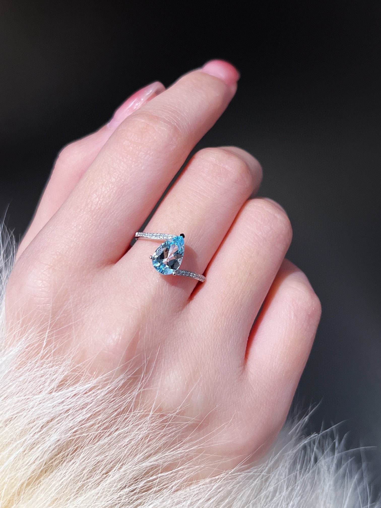 ins风18k金镶嵌一卡圣玛利亚色水滴海蓝宝钻石戒指百搭不过时显白