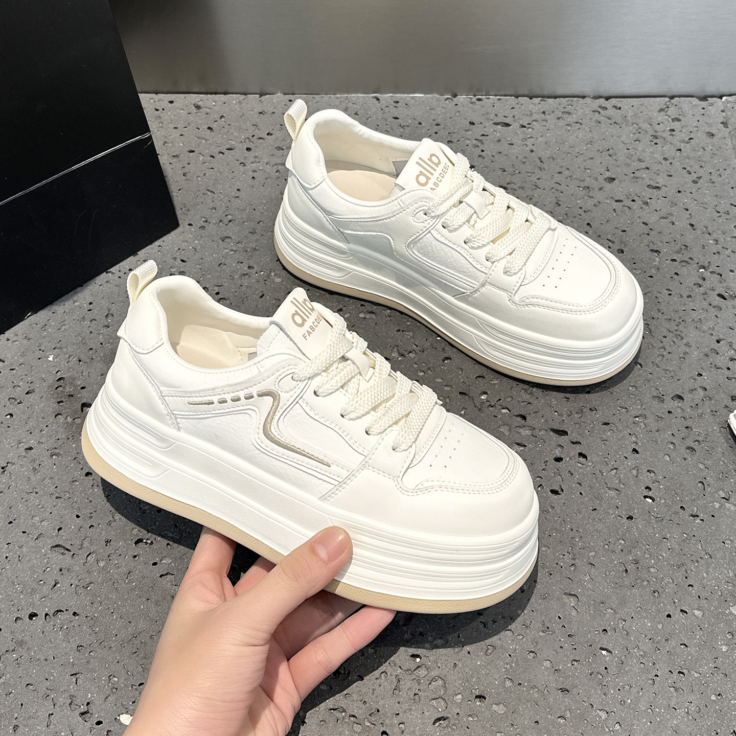 轻便软底小白鞋女2026春季新款巨好看增高显脚小厚底松糕休闲板鞋,淘宝优惠券,粉丝福利购,淘宝优惠卷