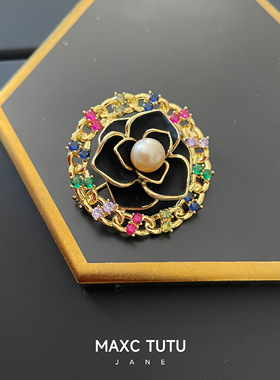 MAXC小香风黑金色山茶花胸针女铜镀金微镶彩钻花环别针珍珠胸花