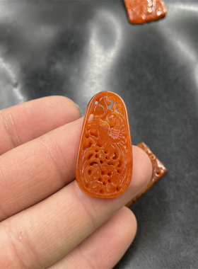 镂空雕刻红翡翠吊坠玉佩