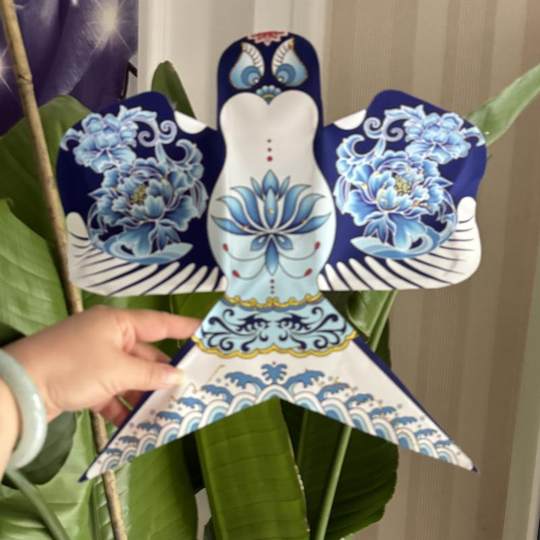 Дети с декоративными воздушными змеями держат реквизит для танцующих бумажных воздушных змеев