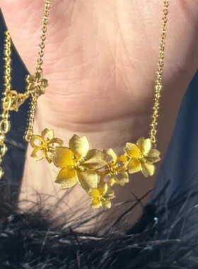 2025新款三生花项链女黄金色镂空花朵吊坠颈链小众时尚桃花锁骨链