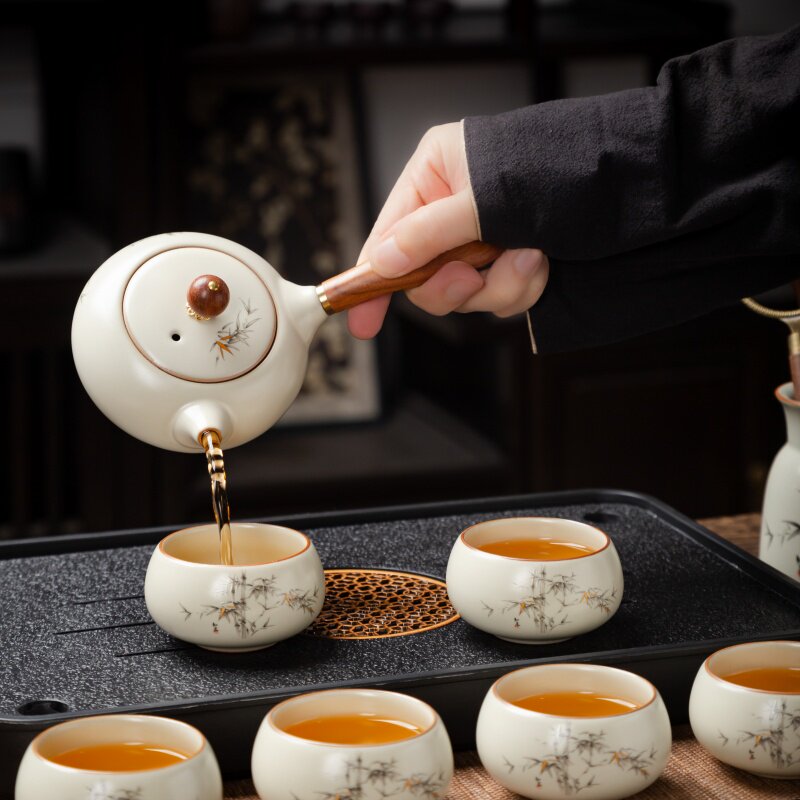 Young people give a complete set of high-end tea sets in a gift box to their elders and friends as Kung Fu ceramic teapots and teacups