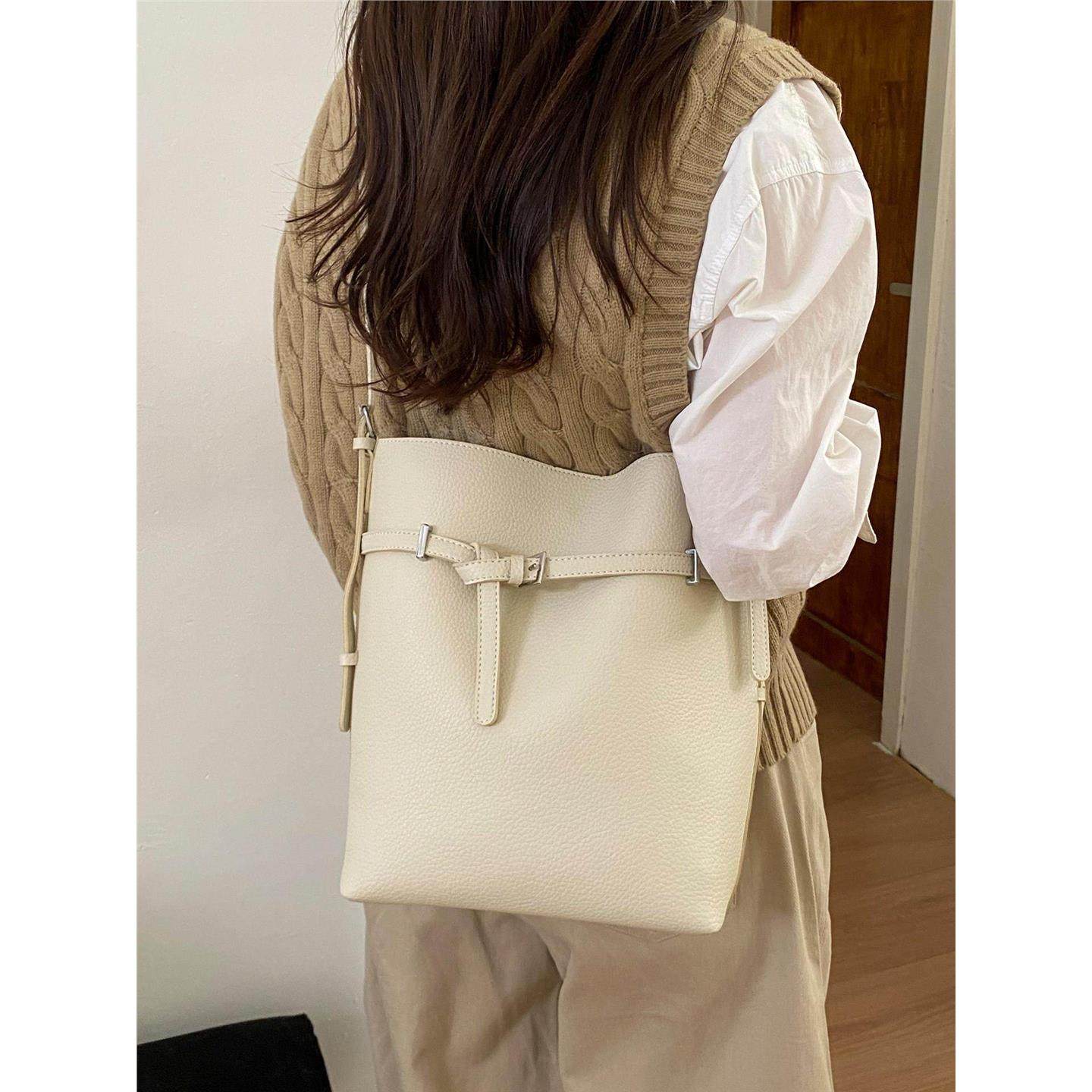 高级感腋下包包女式2026新款时尚百搭单肩包大容量通勤斜挎水桶包,淘宝优惠券,粉丝福利购,淘宝优惠卷