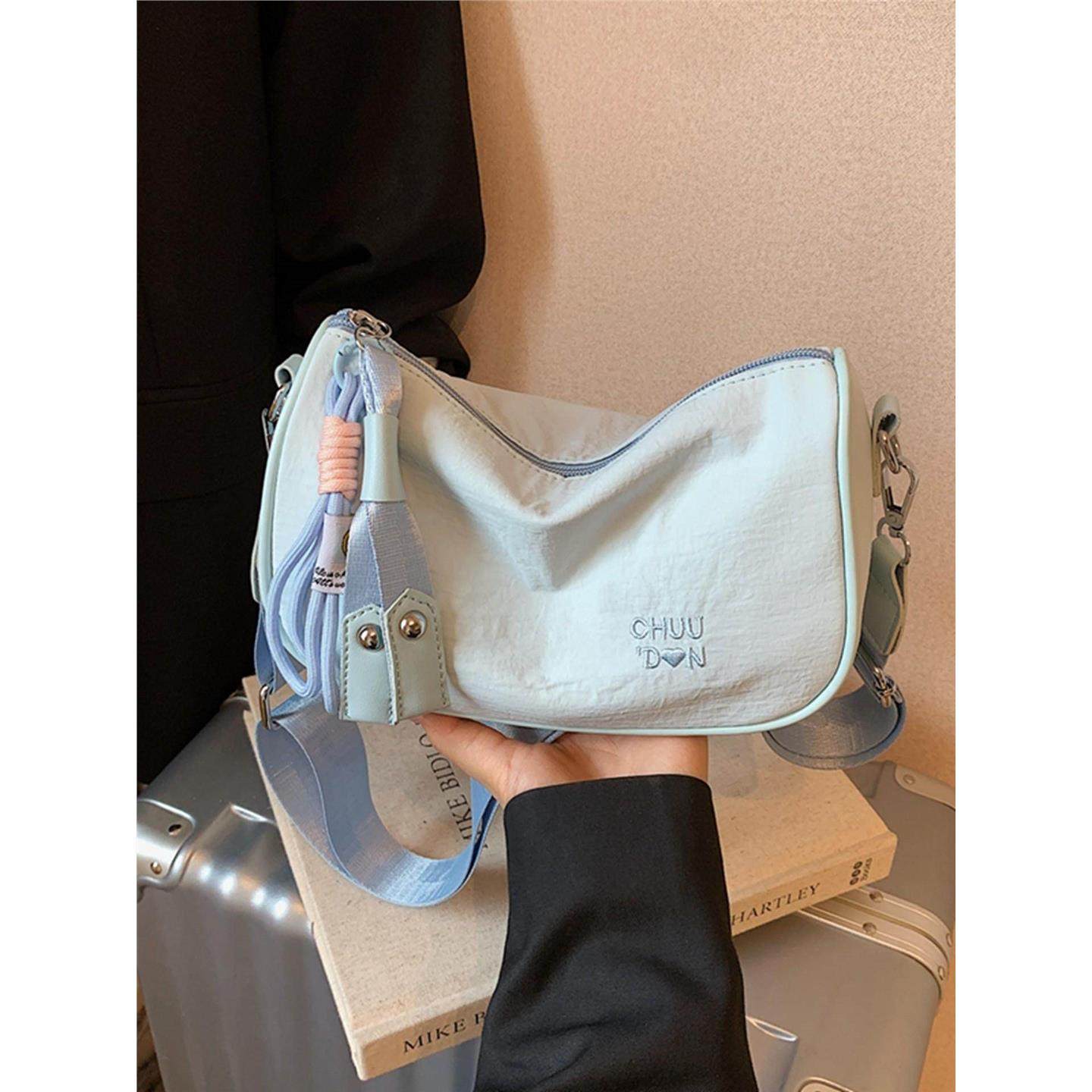 秋冬轻便尼龙布小包包女2025新款简约通勤单肩包宽肩带斜挎枕头包,淘宝优惠券,粉丝福利购,淘宝优惠卷