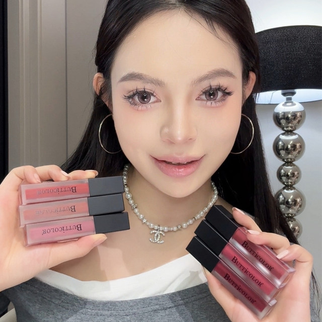 Lip balm velvet matte ມີຄວາມຊຸ່ມຊື່ນແລະເມັດສີ.