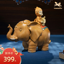 Bronze Master Bronze Pendulum piece < seal Hou Baixiang > Handicraft Home Residence Ornament Elephant Wine Cabinet Living Room Adornment