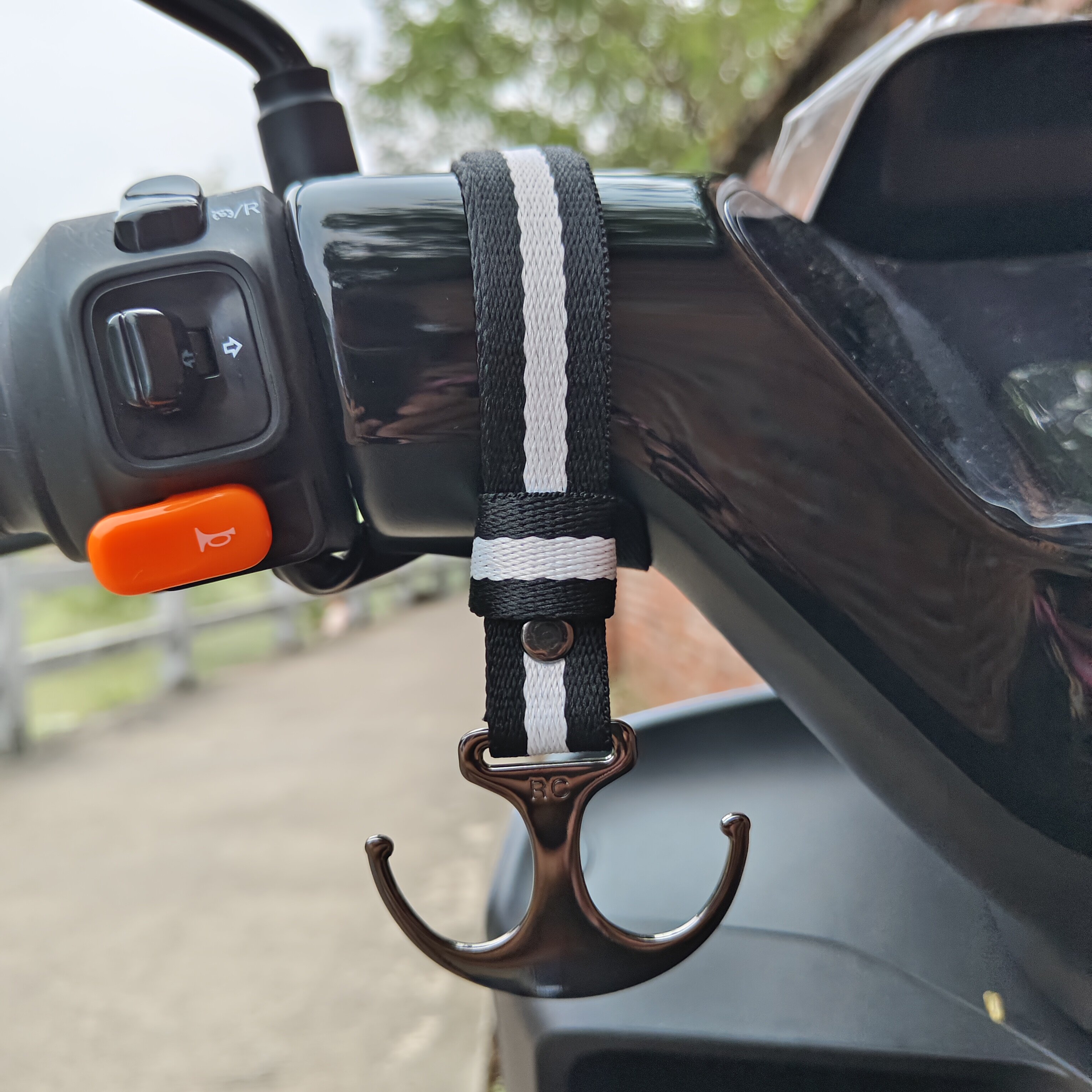Electric vehicle hook electric car without punching extended metal hook universal bicycle motorcycle front helmet hook