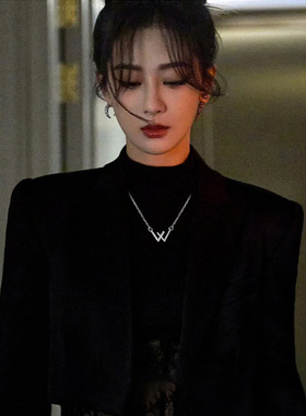 日韩风潮流字母W吊坠项链轻奢小众简约高级感钛钢锁骨链网红颈链
