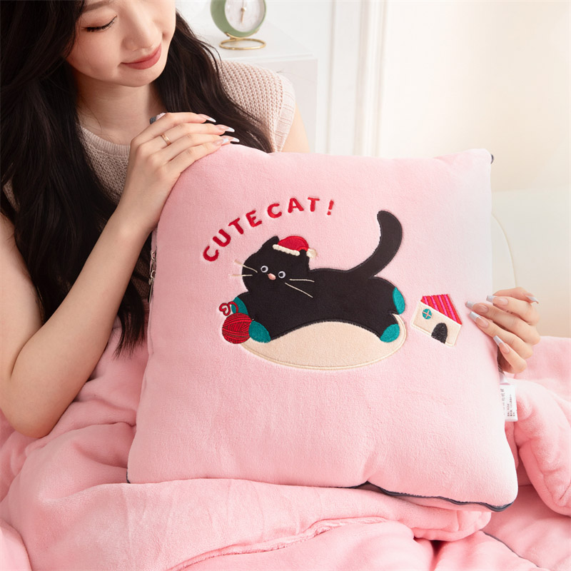 A类加厚特大牛奶绒抱枕被两用卡车靠垫学校沙发床上睡觉折叠毛毯 - 图0