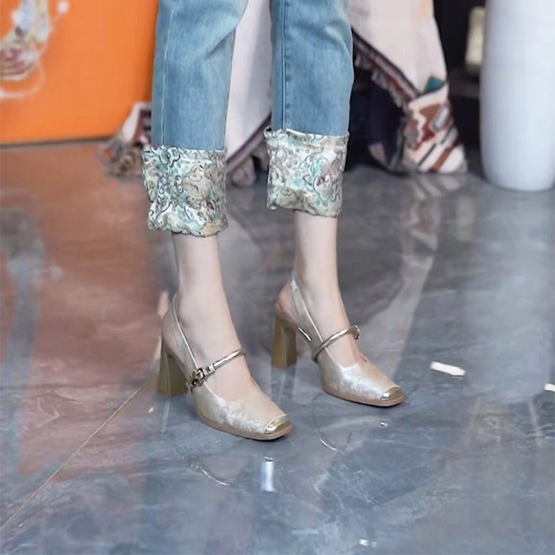 新中式刺绣花纹后绊带高跟鞋女2025夏季新款国风气质方头粗跟凉鞋,淘宝优惠券,粉丝福利购,淘宝优惠卷