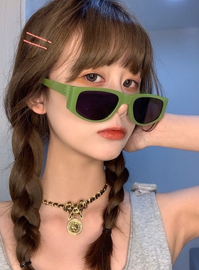 韩版软妹绿色墨镜街拍女圆脸