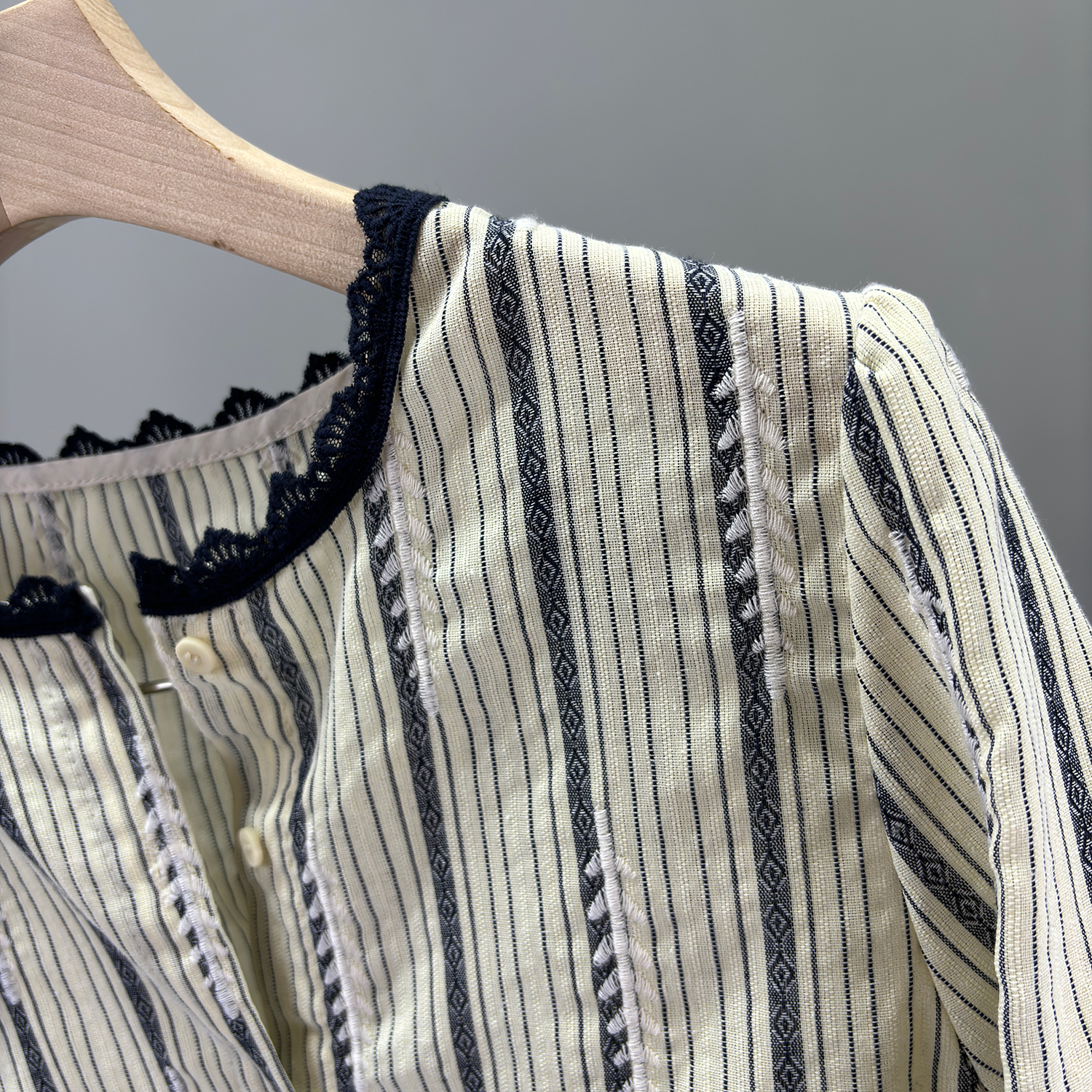 满绣花竖纹圆领正肩长袖衬衣女小个子衬衫花边小衫2025秋装开衫潮 - 图3