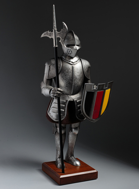铁制盔甲摆饰，32厘米高，带武器高度35厘米