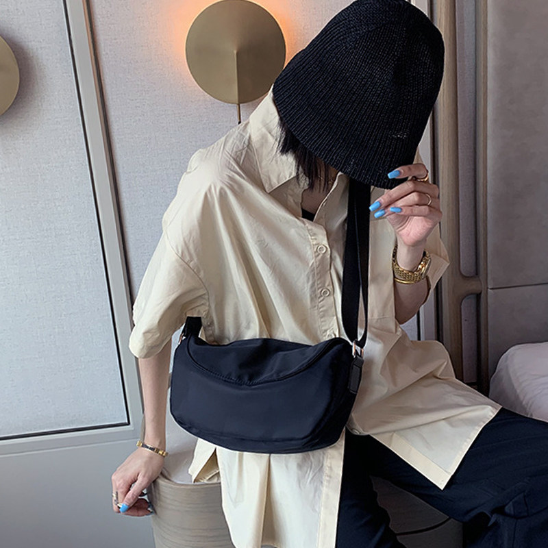 运动牛津布马鞍包秋冬季质感时尚轻便饺子包复古潮流宽肩带斜挎包,淘宝优惠券,粉丝福利购,淘宝优惠卷