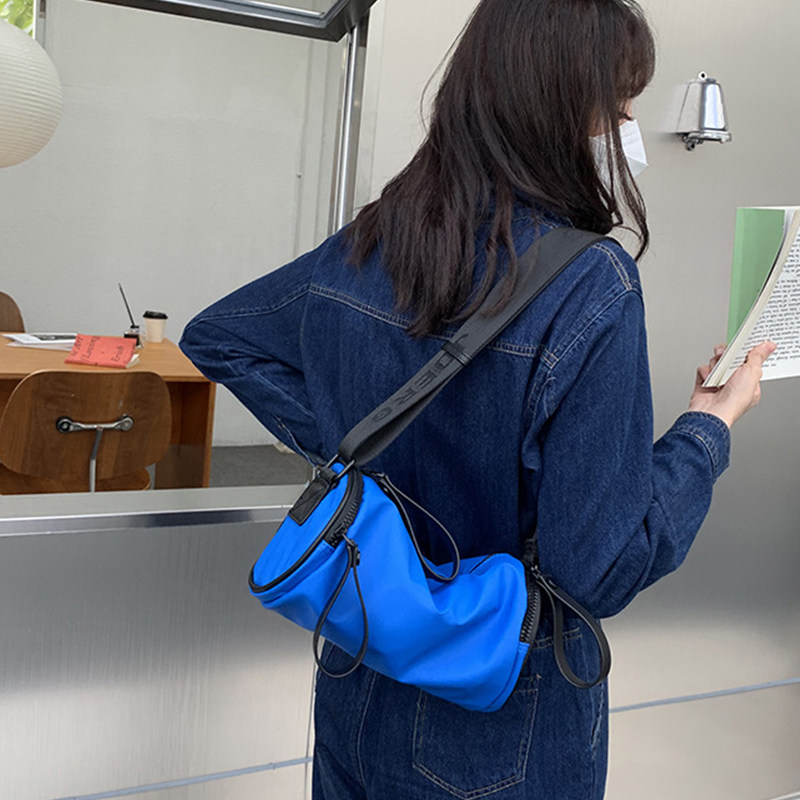 小众质感时尚圆筒包轻便休闲防水运动健身包大容量通勤潮流斜挎包,淘宝优惠券,粉丝福利购,淘宝优惠卷