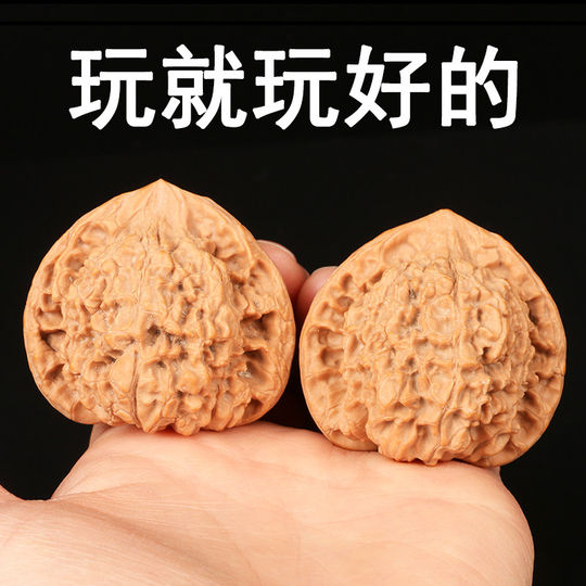 Wang Yong juega con nueces de gran tamaño en su sombrero oficial