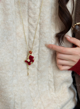 运气爆棚！红色丝绒小马项链女款本命年轻奢高级感毛衣链新年配饰