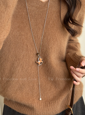 木质小马吊坠项链女款2025新款本命年毛衣链秋冬复古长款丝巾配饰